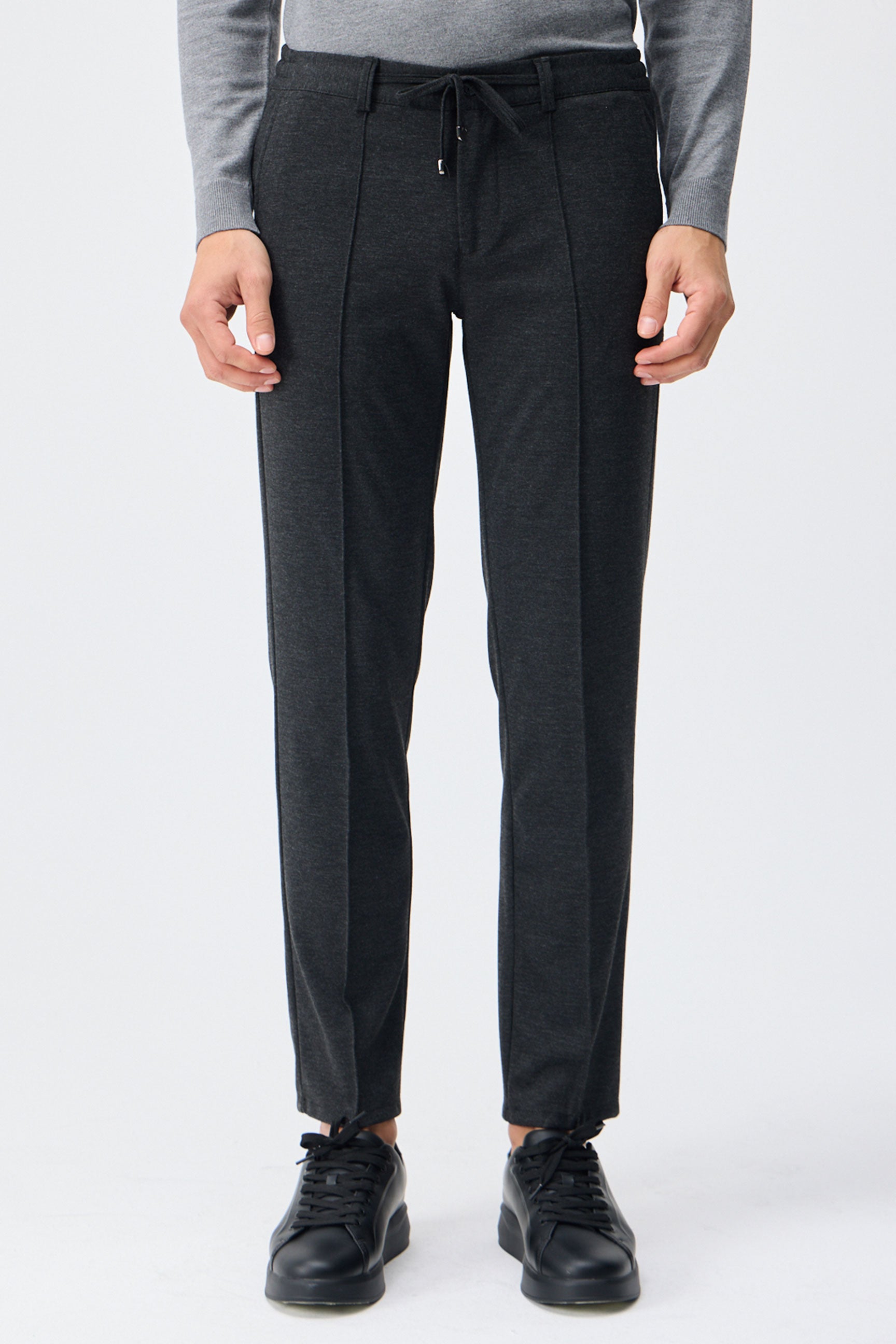 Elegante Herrenhose mit Kordelzug in Taupe-Anthrazit, taillierte, schmal zulaufende Passform