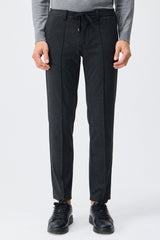 Herren-Anzugset aus anthrazitfarbenem, weichem Jersey, bestehend aus Blazer und Hose.