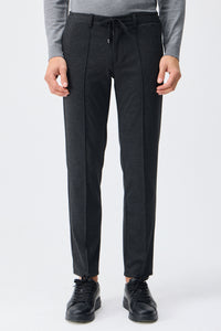 Herren-Anzugset aus anthrazitfarbenem, weichem Jersey, bestehend aus Blazer und Hose.