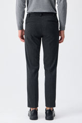 Herren-Anzugset aus anthrazitfarbenem, weichem Jersey, bestehend aus Blazer und Hose.