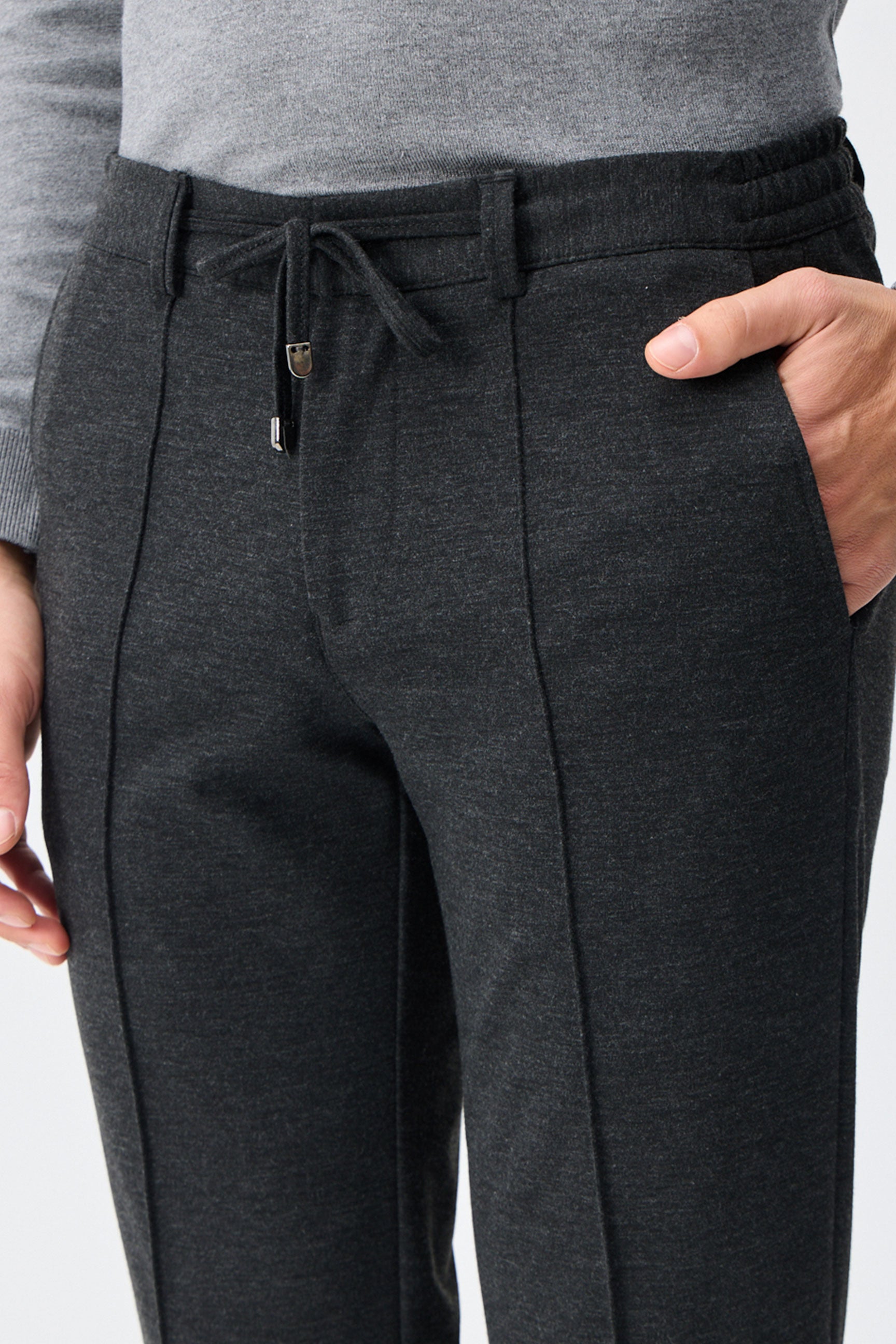 Elegante Herrenhose mit Kordelzug in Taupe-Anthrazit, taillierte, schmal zulaufende Passform