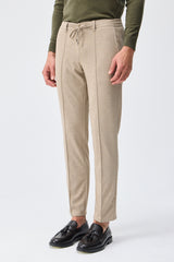 Elegante Herrenhose mit Kordelzug in Taupe- und Haferflockenbeige, taillierte Passform