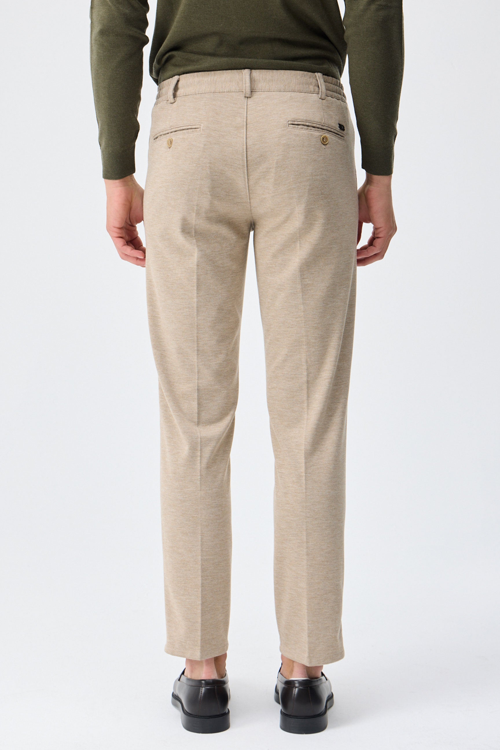 Elegante Herrenhose mit Kordelzug in Taupe- und Haferflockenbeige, taillierte Passform