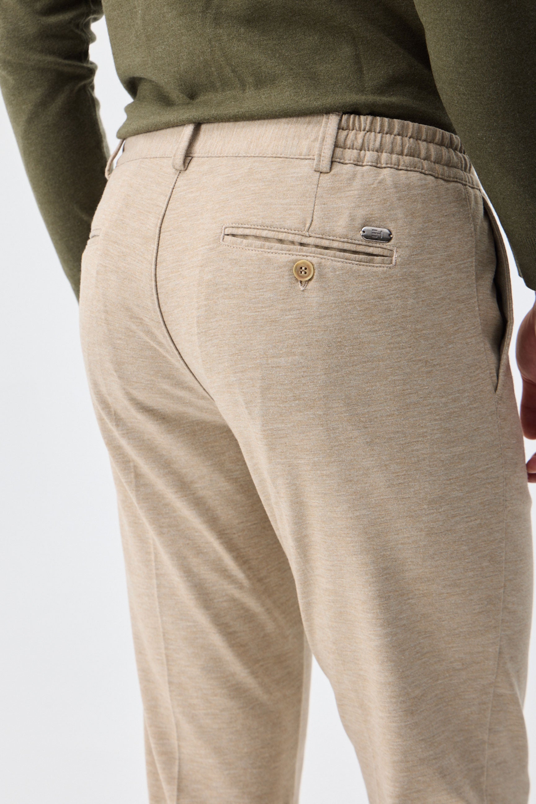 Elegante Herrenhose mit Kordelzug in Taupe- und Haferflockenbeige, taillierte Passform