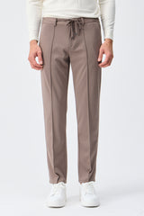 Elegante Herrenhose in Taupe-Braun mit Kordelzug, taillierte, schmal zulaufende Passform