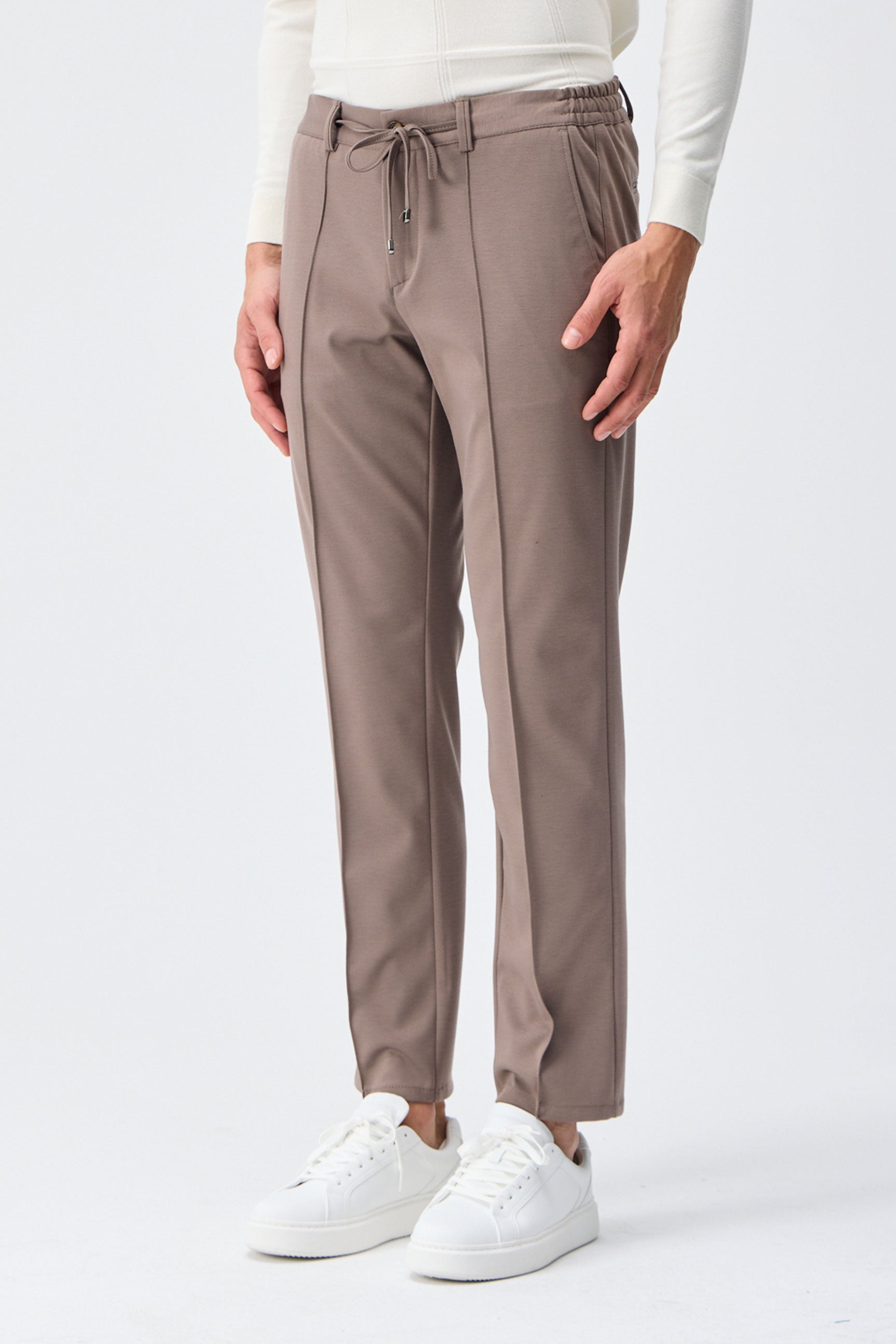 Elegante Herrenhose in Taupe-Braun mit Kordelzug, taillierte, schmal zulaufende Passform