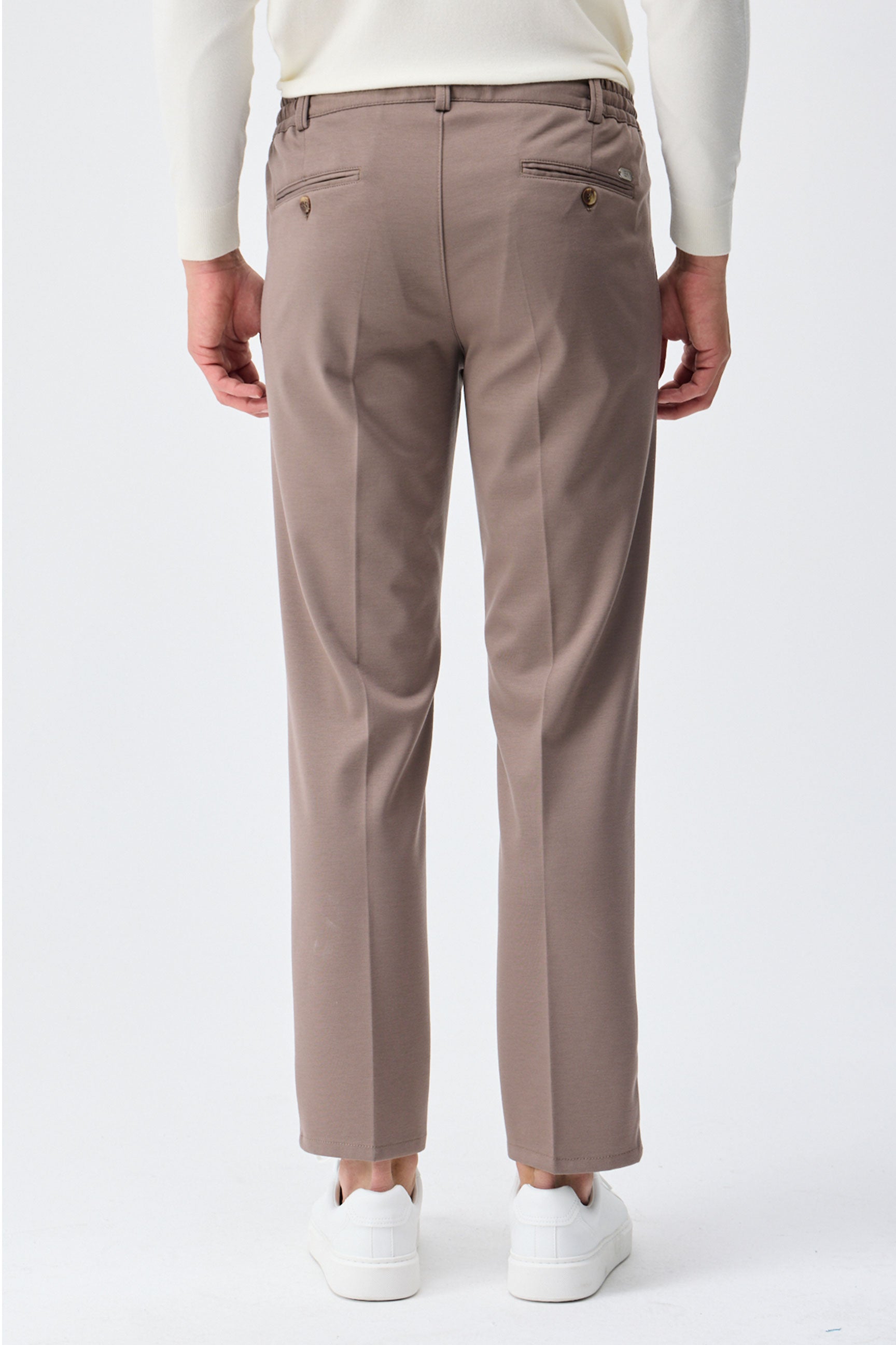 Elegante Herrenhose in Taupe-Braun mit Kordelzug, taillierte, schmal zulaufende Passform