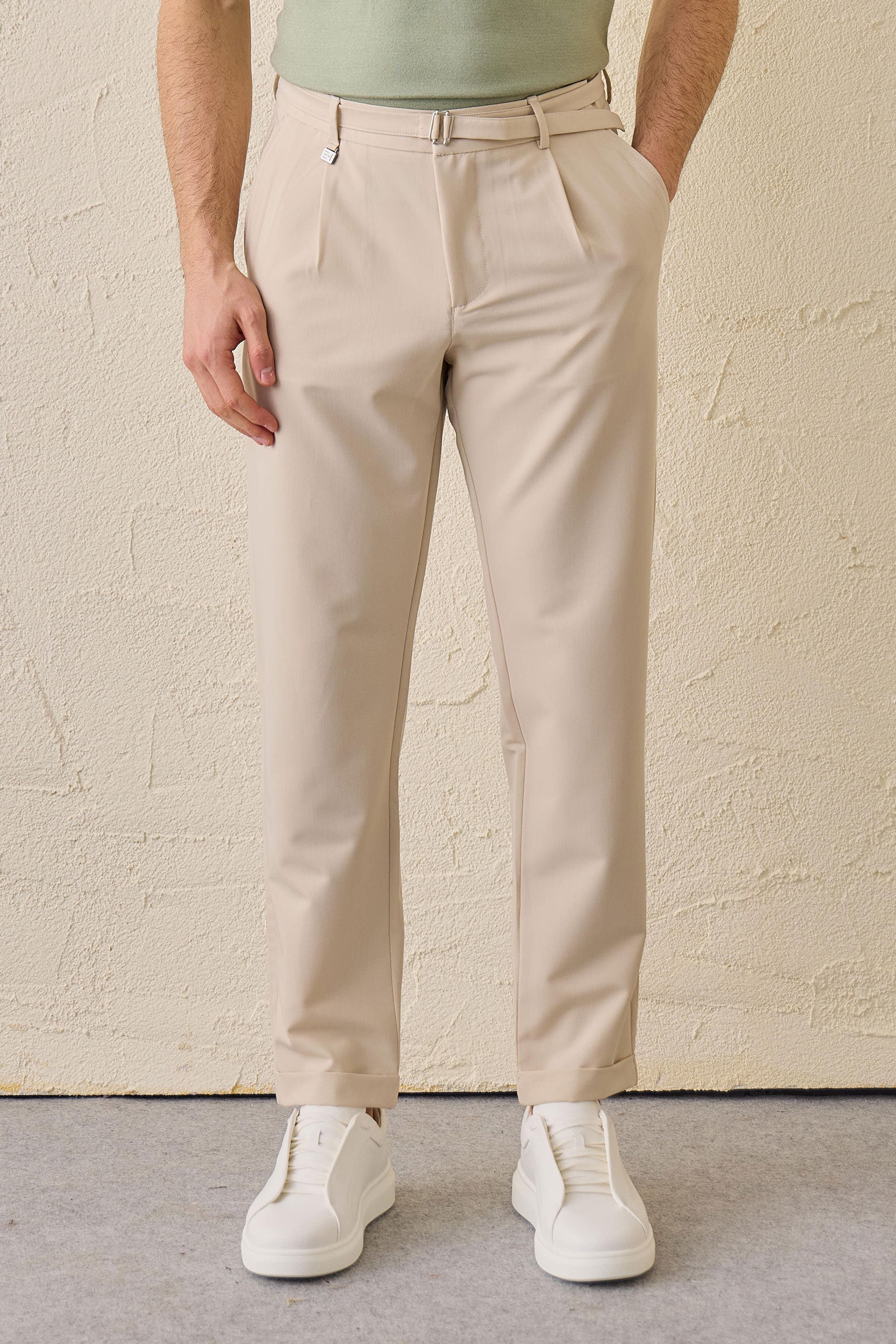 Beige Herren-Gurkha-Hose mit Bundfalten, verstellbarer Bund, taillierte, schmal zulaufende Passform