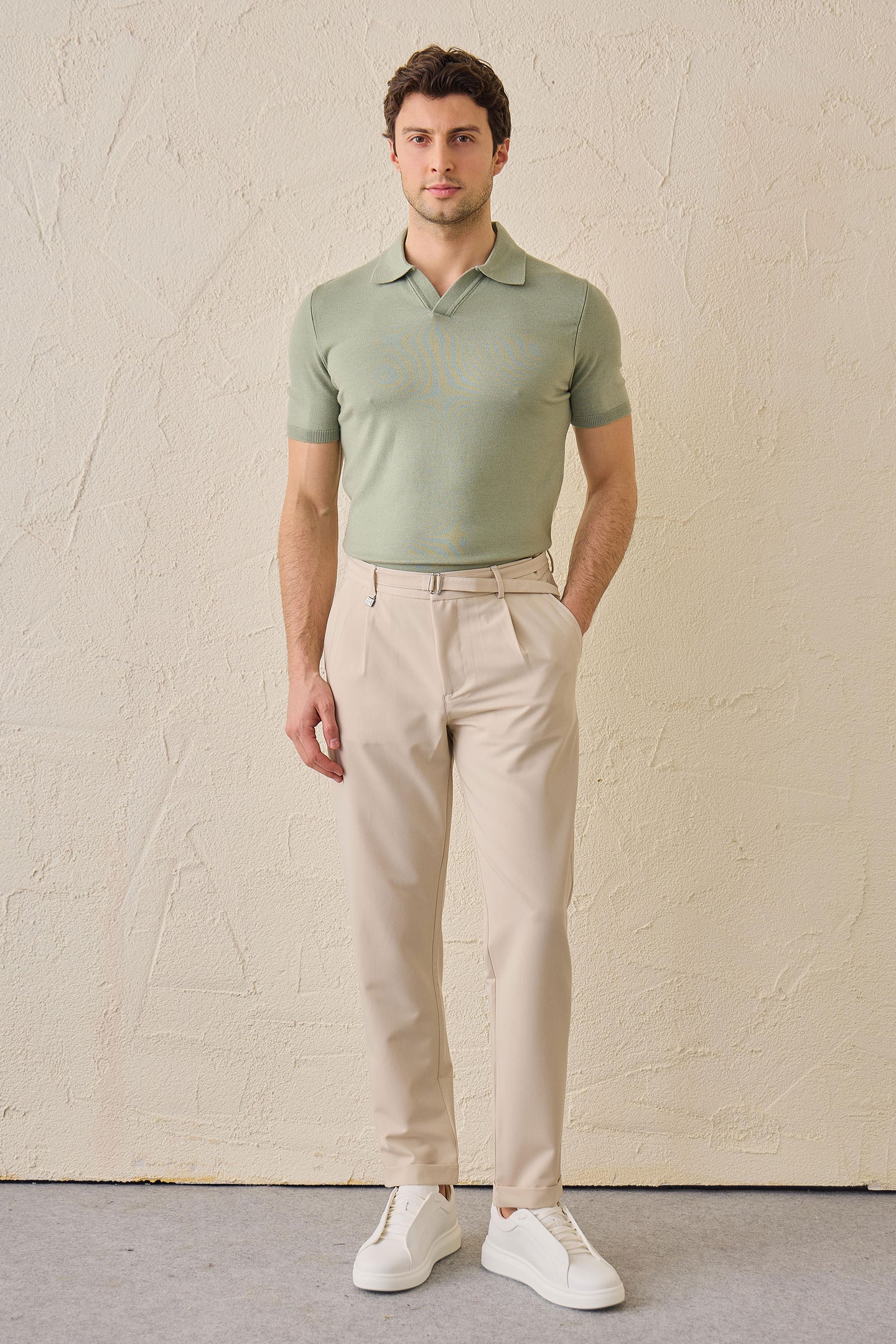 Beige Herren-Gurkha-Hose mit Bundfalten, verstellbarer Bund, taillierte, schmal zulaufende Passform