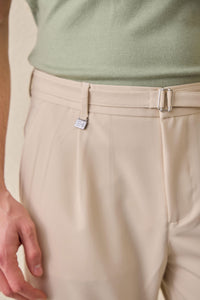 Beige Herren-Gurkha-Hose mit Bundfalten, verstellbarer Bund, taillierte, schmal zulaufende Passform