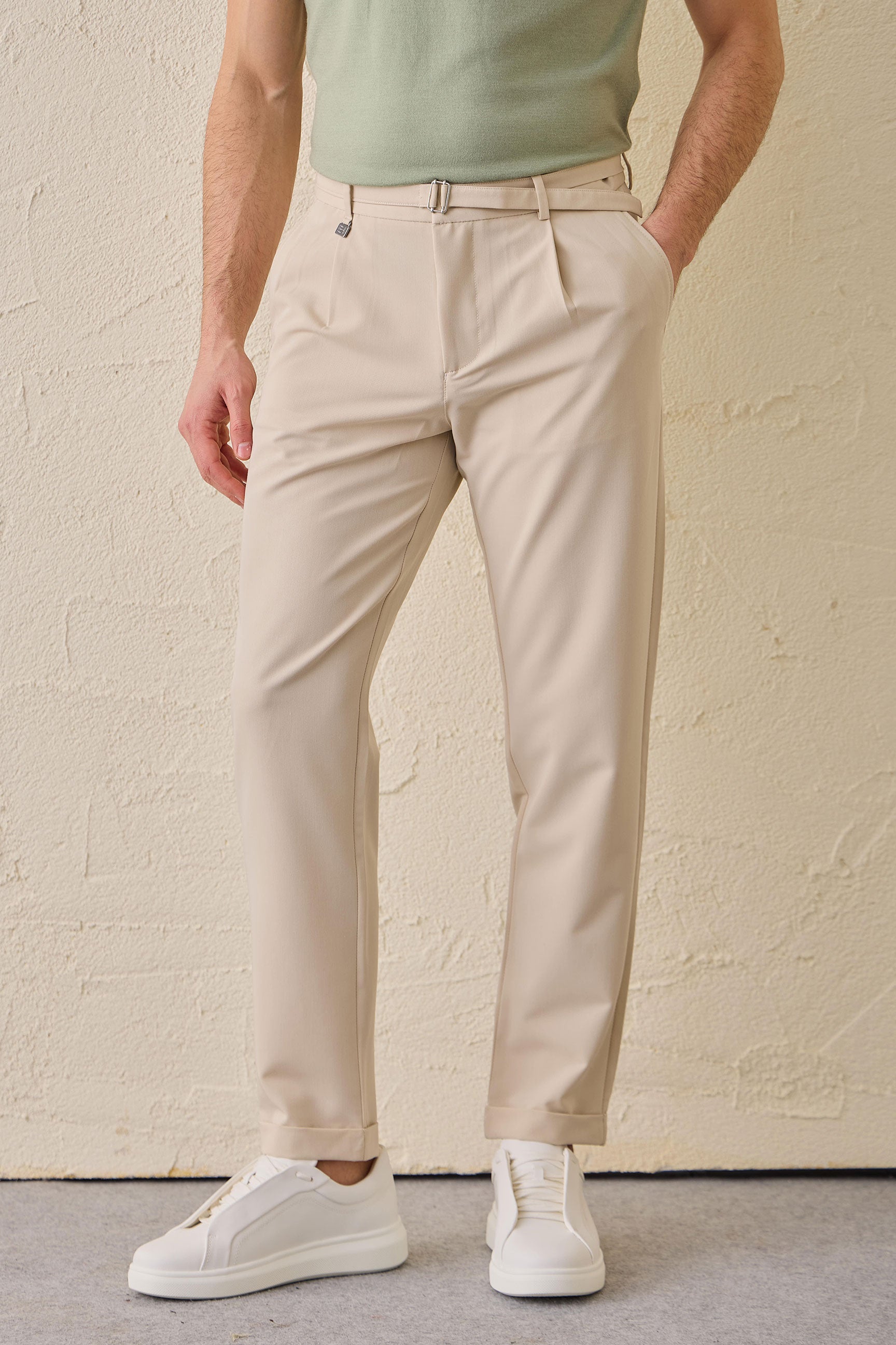 Beige Herren-Gurkha-Hose mit Bundfalten, verstellbarer Bund, taillierte, schmal zulaufende Passform