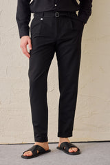 Schwarze Herren-Gurkha-Hose mit Bundfalten, verstellbarer Bund, taillierte, schmal zulaufende Passform