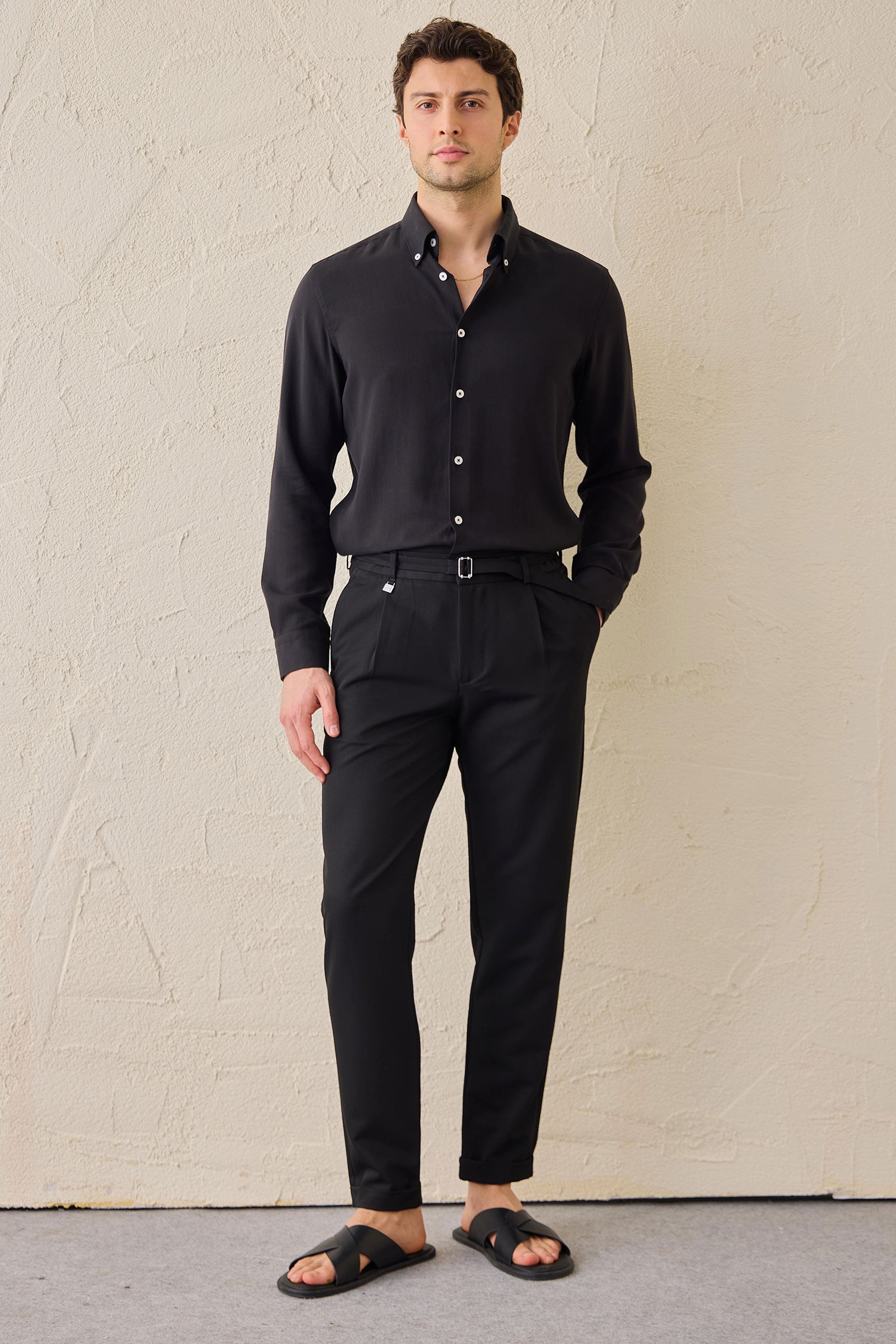 Schwarze Herren-Gurkha-Hose mit Bundfalten, verstellbarer Bund, taillierte, schmal zulaufende Passform