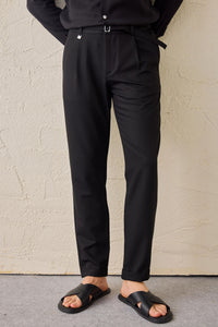 Schwarze Herren-Gurkha-Hose mit Bundfalten, verstellbarer Bund, taillierte, schmal zulaufende Passform