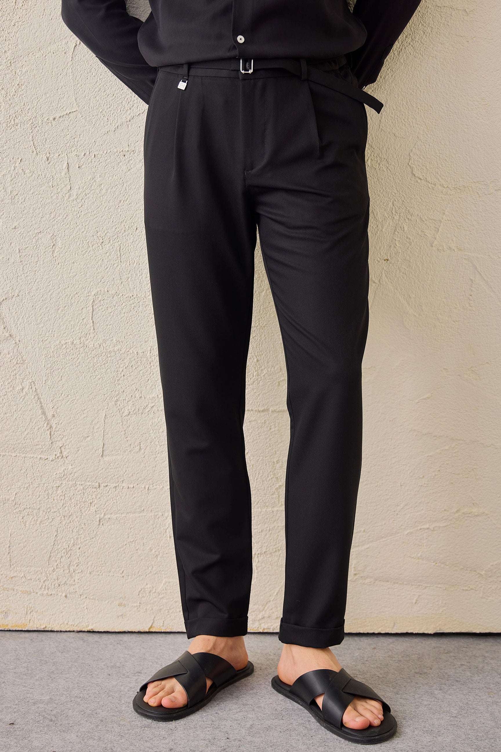 Schwarze Herren-Gurkha-Hose mit Bundfalten, verstellbarer Bund, taillierte, schmal zulaufende Passform