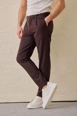 Braune Herren-Gurkha-Hose mit Bundfalten, verstellbarer Bund, taillierte, schmal zulaufende Passform