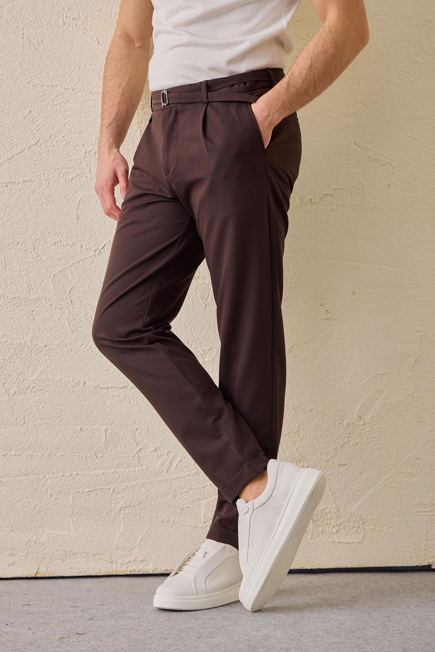 Braune Herren-Gurkha-Hose mit Bundfalten, verstellbarer Bund, taillierte, schmal zulaufende Passform