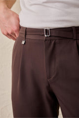 Braune Herren-Gurkha-Hose mit Bundfalten, verstellbarer Bund, taillierte, schmal zulaufende Passform