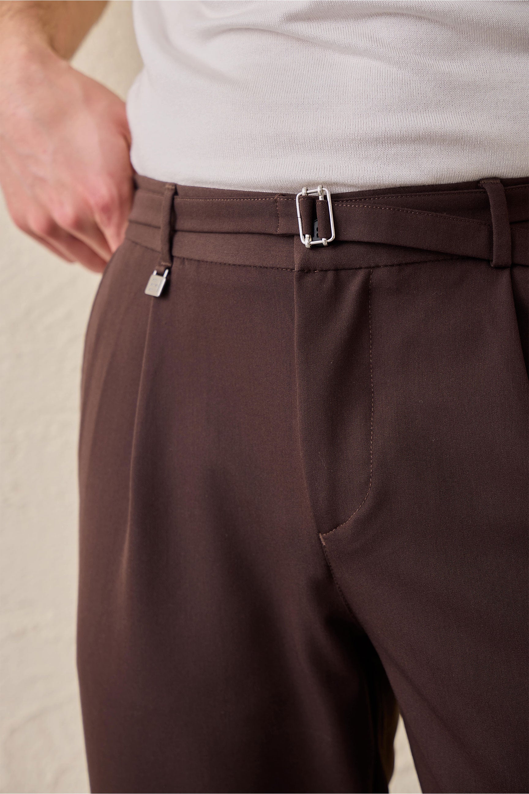 Braune Herren-Gurkha-Hose mit Bundfalten, verstellbarer Bund, taillierte, schmal zulaufende Passform