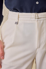 Herren-Gurkha-Hose in Creme mit Bundfalten, verstellbarer Bund, taillierte, schmal zulaufende Passform