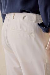 Herren-Gurkha-Hose in Creme mit Bundfalten, verstellbarer Bund, taillierte, schmal zulaufende Passform