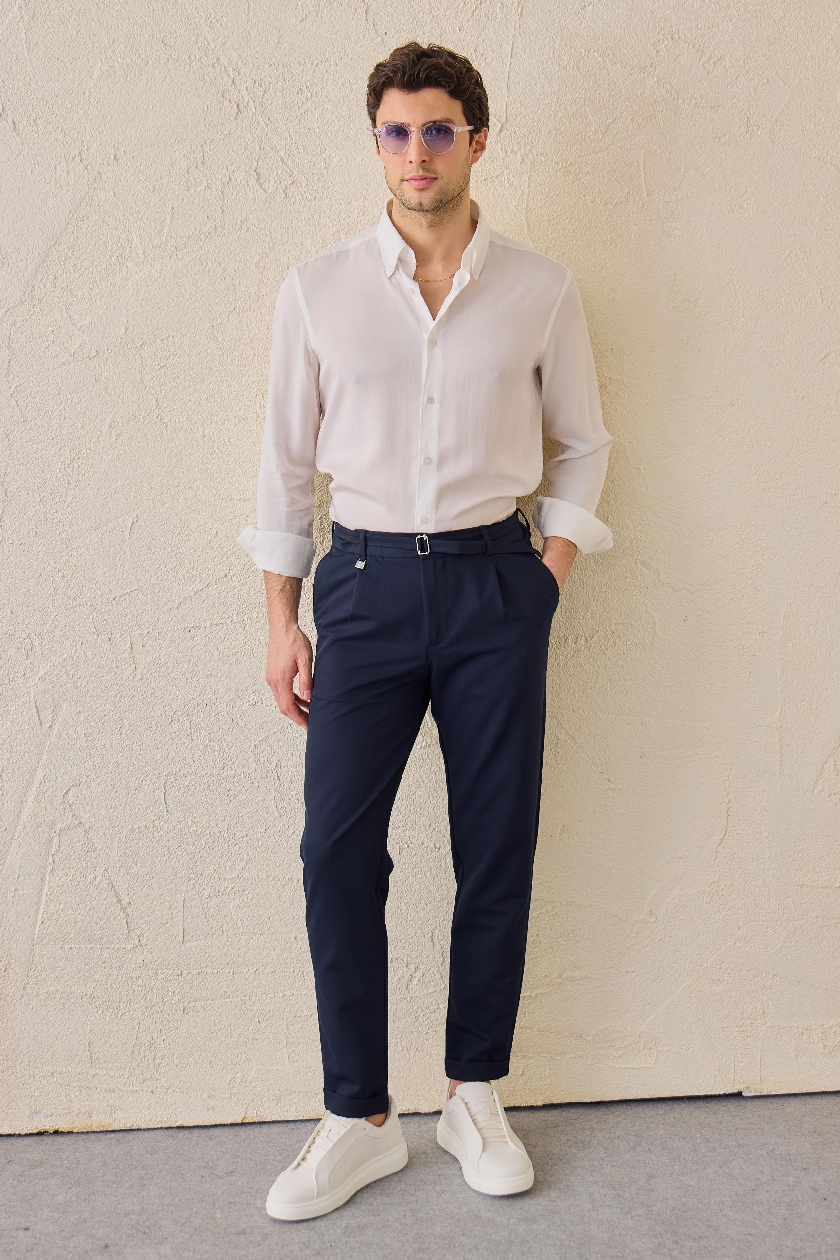Herren-Gurkha-Hose in Marineblau mit Bundfalten, verstellbarem Bund und taillierter, schmal zulaufender Passform