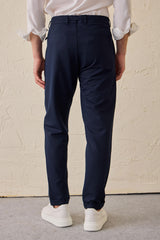 Herren-Gurkha-Hose in Marineblau mit Bundfalten, verstellbarem Bund und taillierter, schmal zulaufender Passform