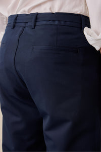 Herren-Gurkha-Hose in Marineblau mit Bundfalten, verstellbarem Bund und taillierter, schmal zulaufender Passform