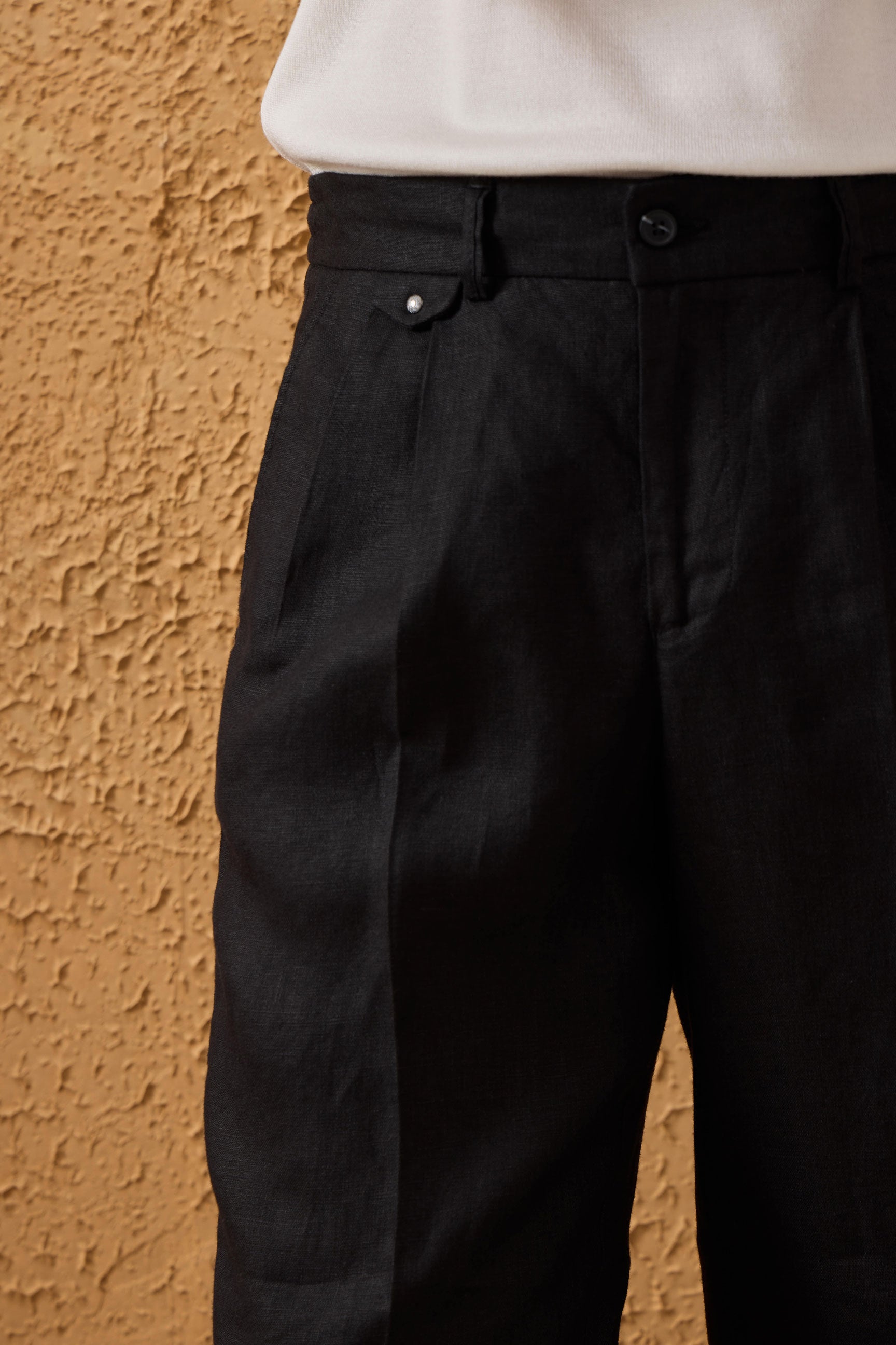 Schwarze Herrenhose aus 100 % Leinen mit Bundfalten und Kordelzug, bequeme, gerade Passform