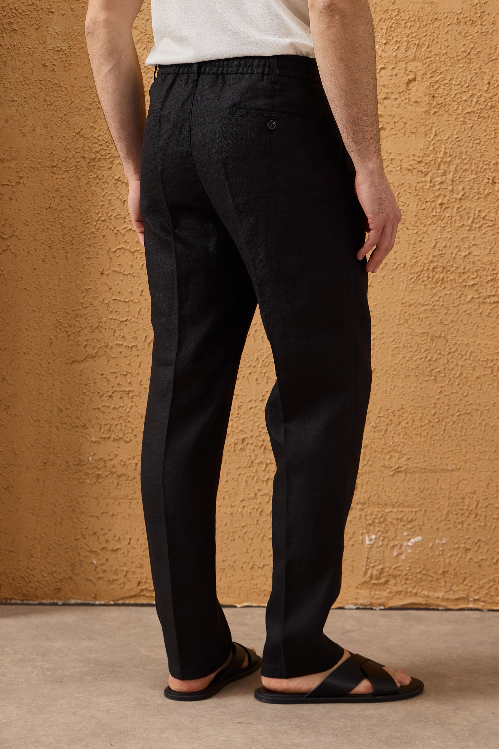 Schwarze Herrenhose aus 100 % Leinen mit Bundfalten und Kordelzug, bequeme, gerade Passform