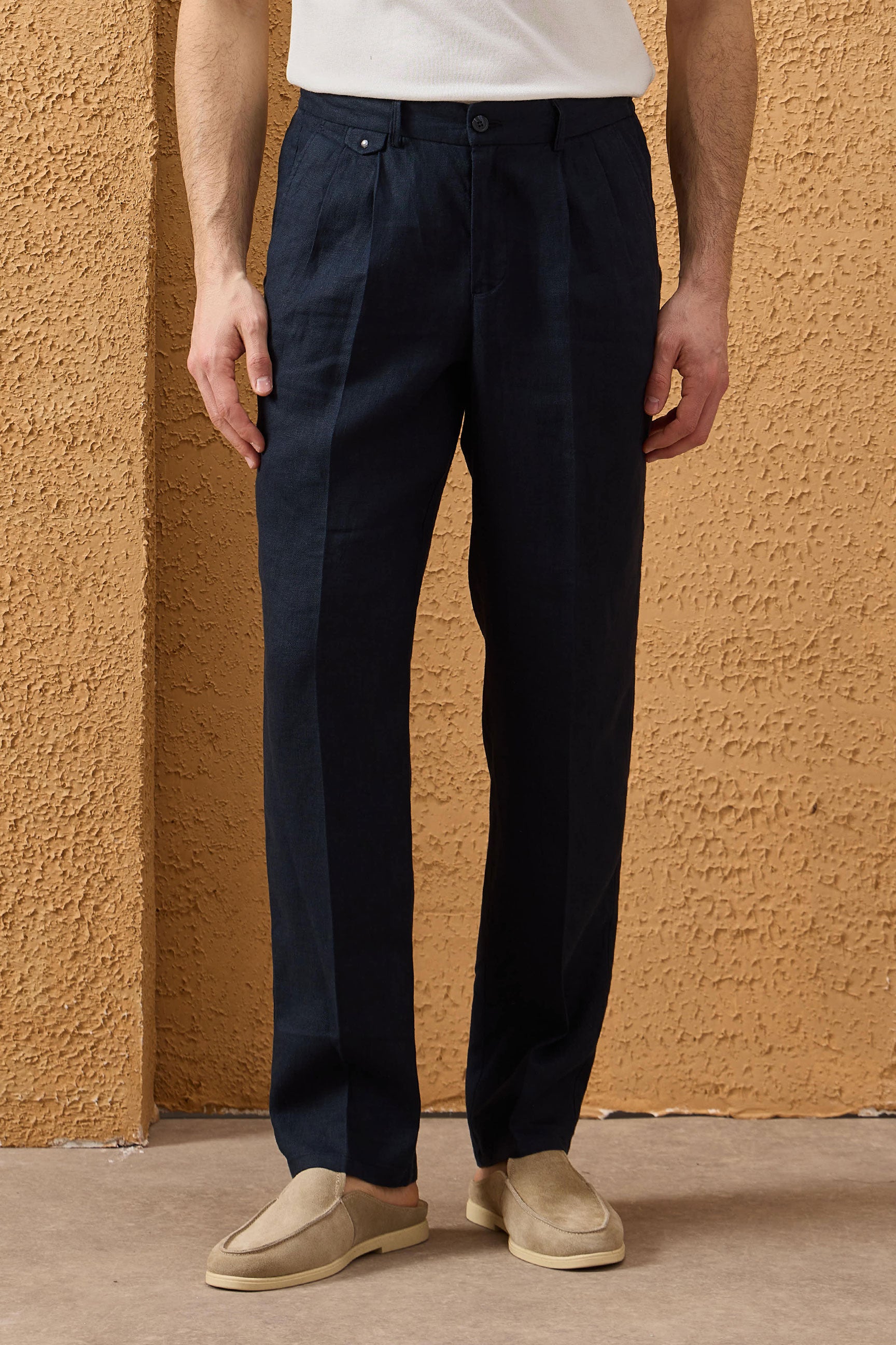 Herren-Hose aus 100 % Leinen in Marineblau mit Bundfalten und Kordelzug, bequeme, gerade Passform