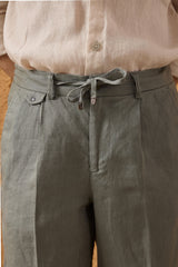 Herrenhose aus 100 % Leinen in Salbeigrün mit Bundfalten und Kordelzug, bequeme, gerade Passform