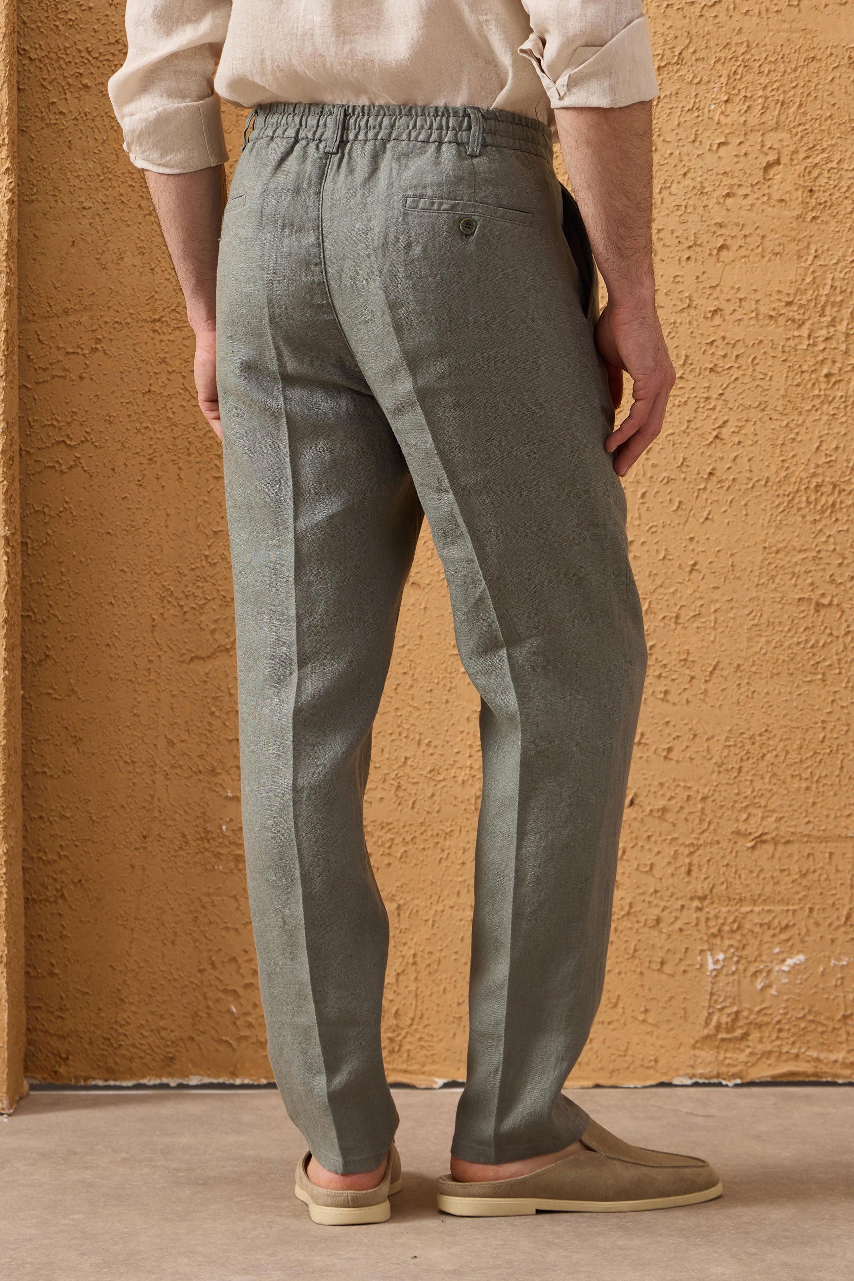 Herrenhose aus 100 % Leinen in Salbeigrün mit Bundfalten und Kordelzug, bequeme, gerade Passform