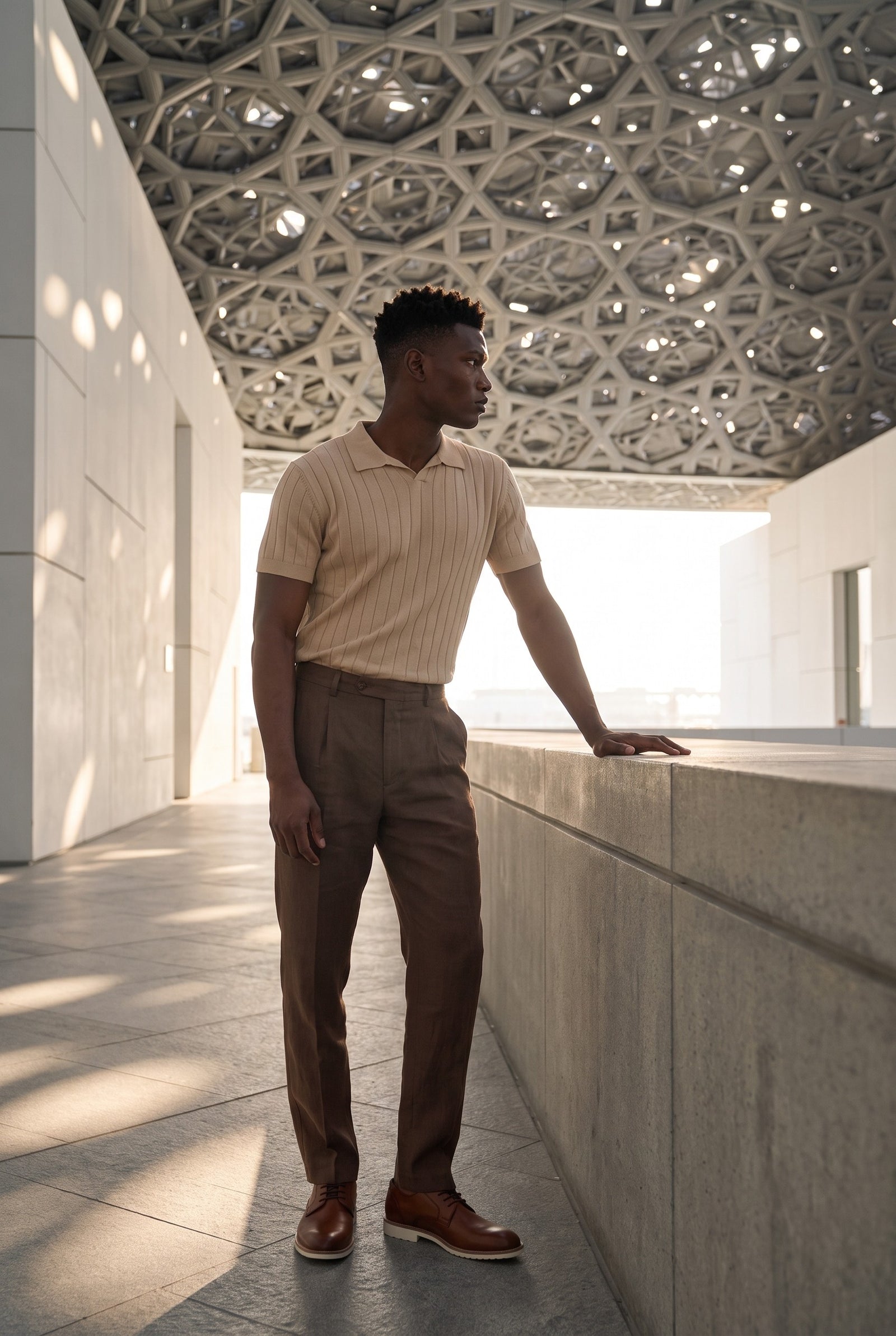 Look #891 styled with Beiges geripptes Herren-Poloshirt