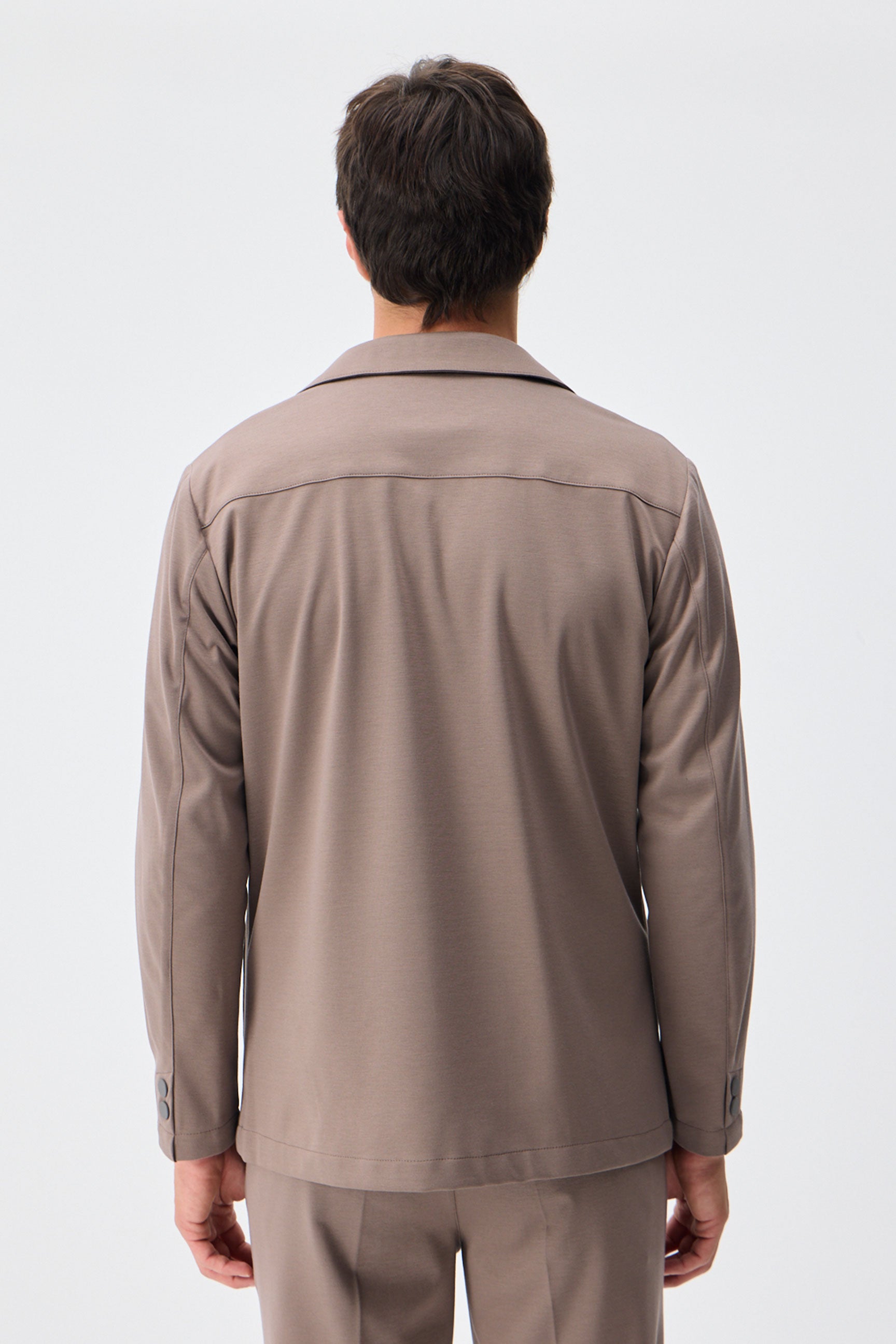 Herren Anzugset aus braunem, weichem Jersey, bestehend aus Blazer und Hose.