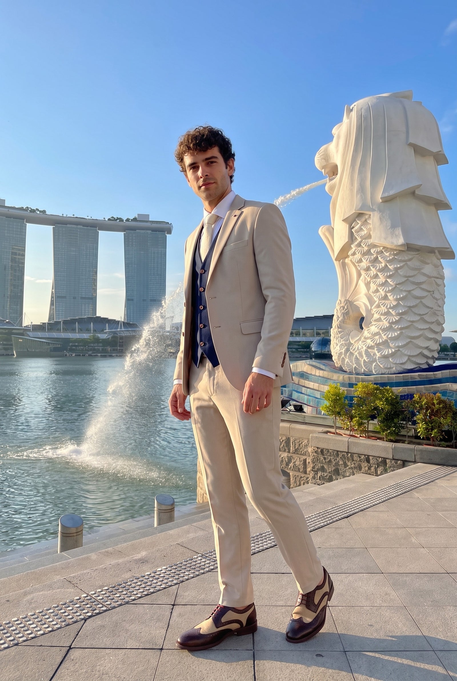 Look #1001 styled with Mayfair – 3-teiliger cremefarbener Herrenanzug mit marineblauer Weste