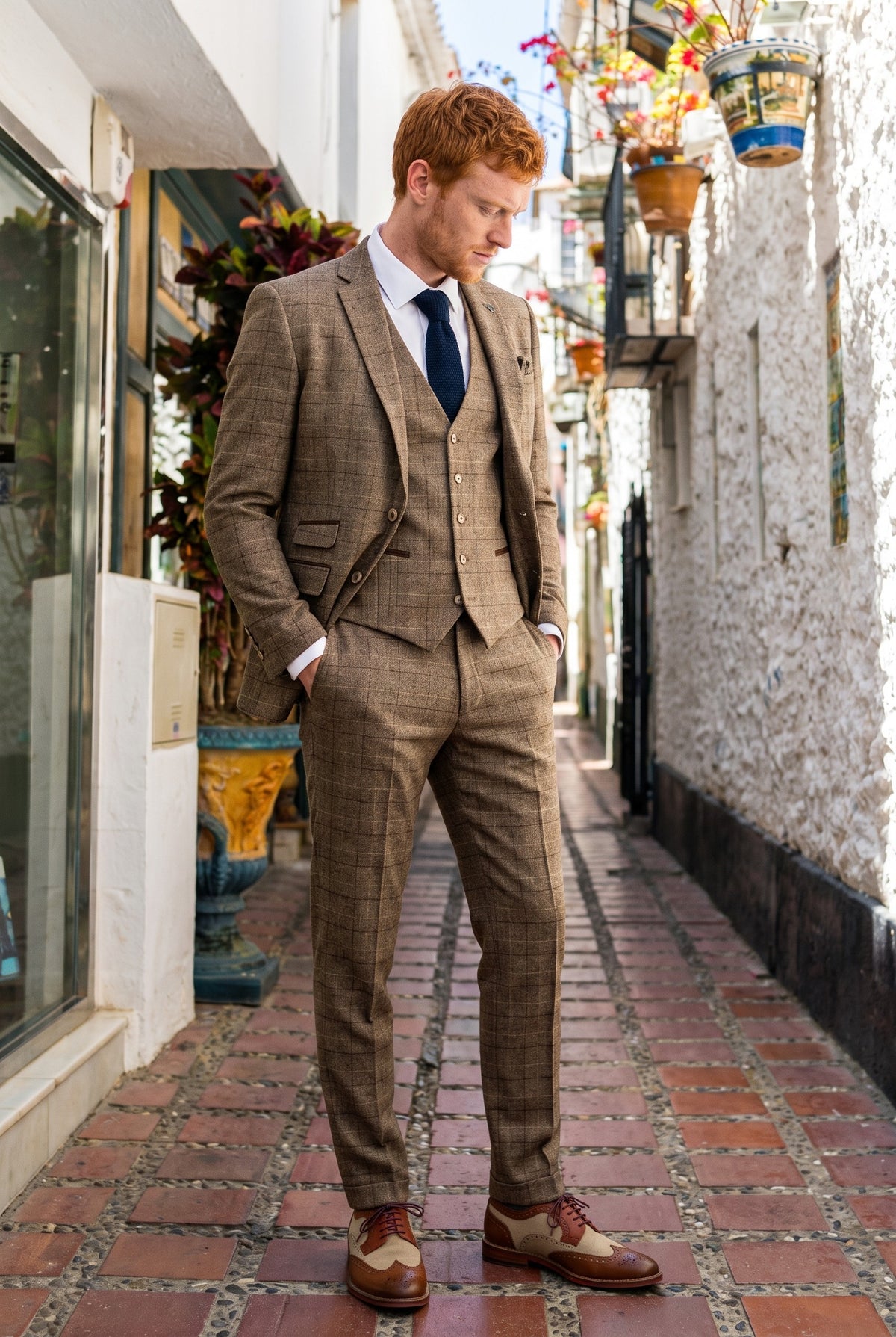 Look #573 styled with Liam – 3-teiliger braunkarierter Herrenanzug