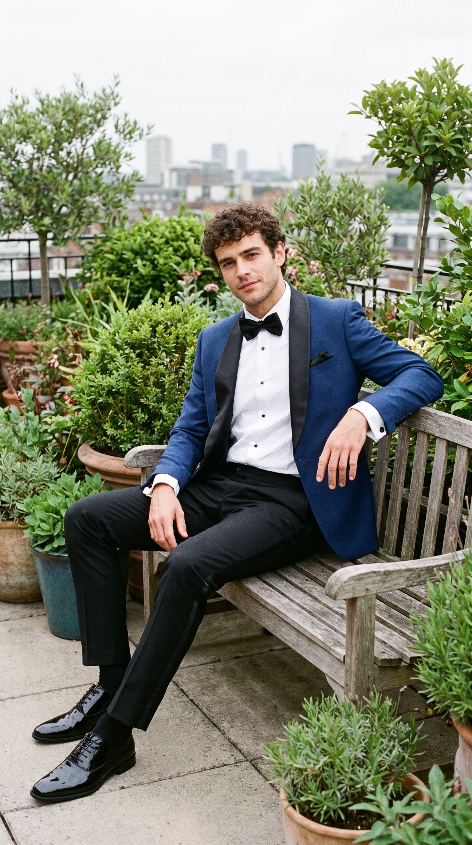Look #800 styled with Aspen – Blauer 2-teiliger Smokinganzug mit Schalkragen für Herren