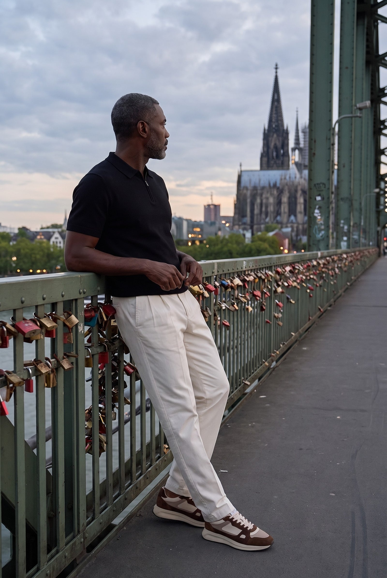 Look #1023 styled with Schwarzes Herren-Poloshirt aus Strick, Kurzarm, mit Reißverschluss am Kragen, weichem Materialmix