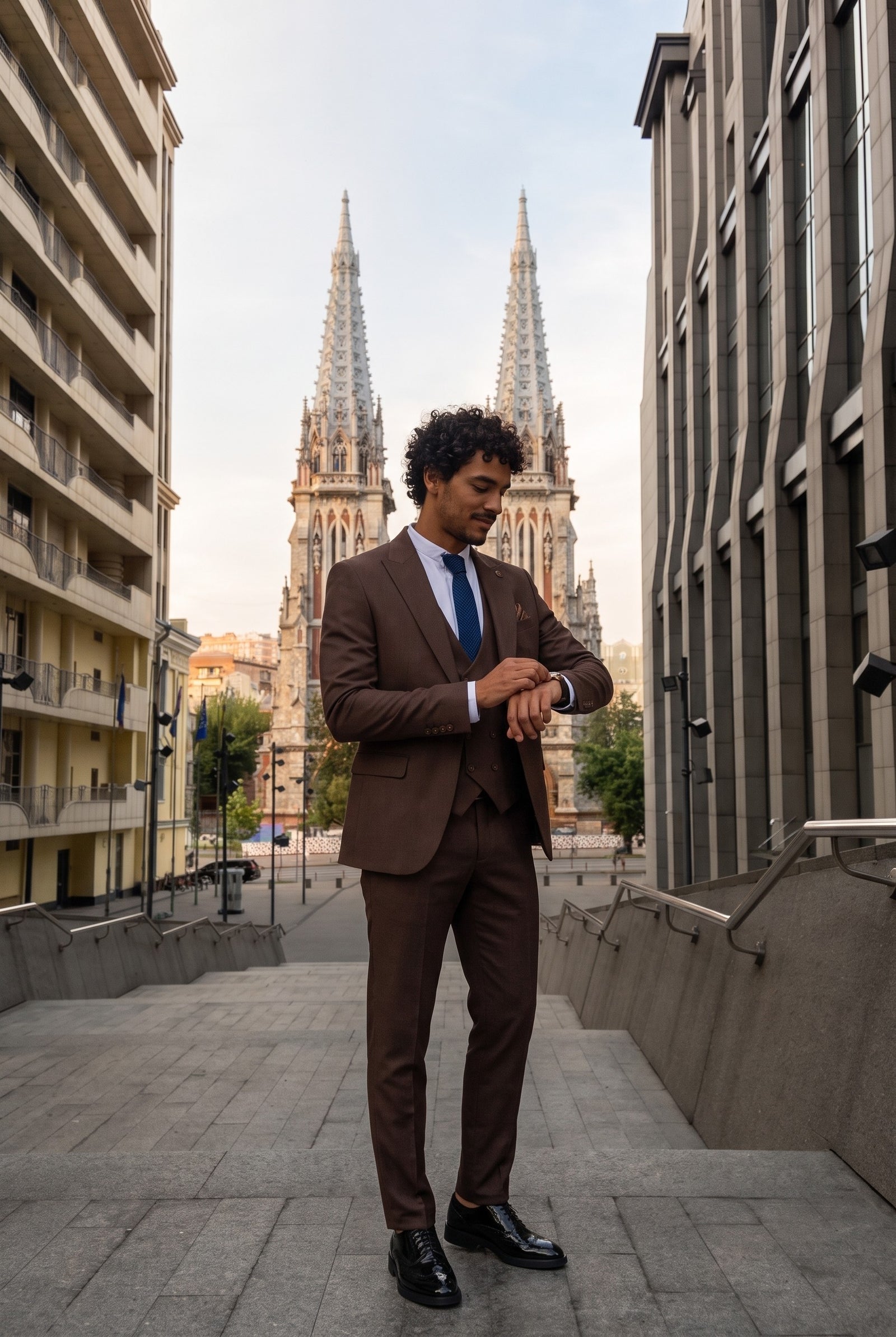 Look #305 styled with IM32 - Einfarbiger, dunkelbrauner 3-teiliger Herrenanzug