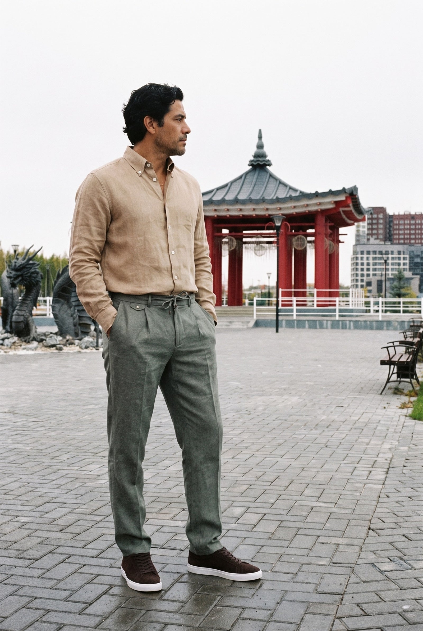 Look #1030 styled with Herrenhemd aus kamelbraunem Leinen, langärmelig, mit Knopfleiste, Sommerhemd
