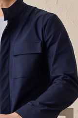 Herren-Safarijacke aus Baumwollmischgewebe in Marineblau und weiße Hose – Smart Casual Outfit