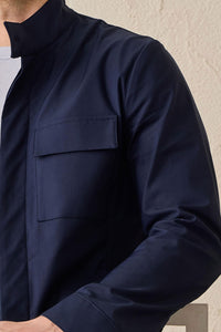 Herren-Safarijacke aus Baumwollmischgewebe in Marineblau und weiße Hose – Smart Casual Outfit