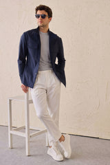 Herren-Safarijacke aus Baumwollmischgewebe in Marineblau und weiße Hose – Smart Casual Outfit