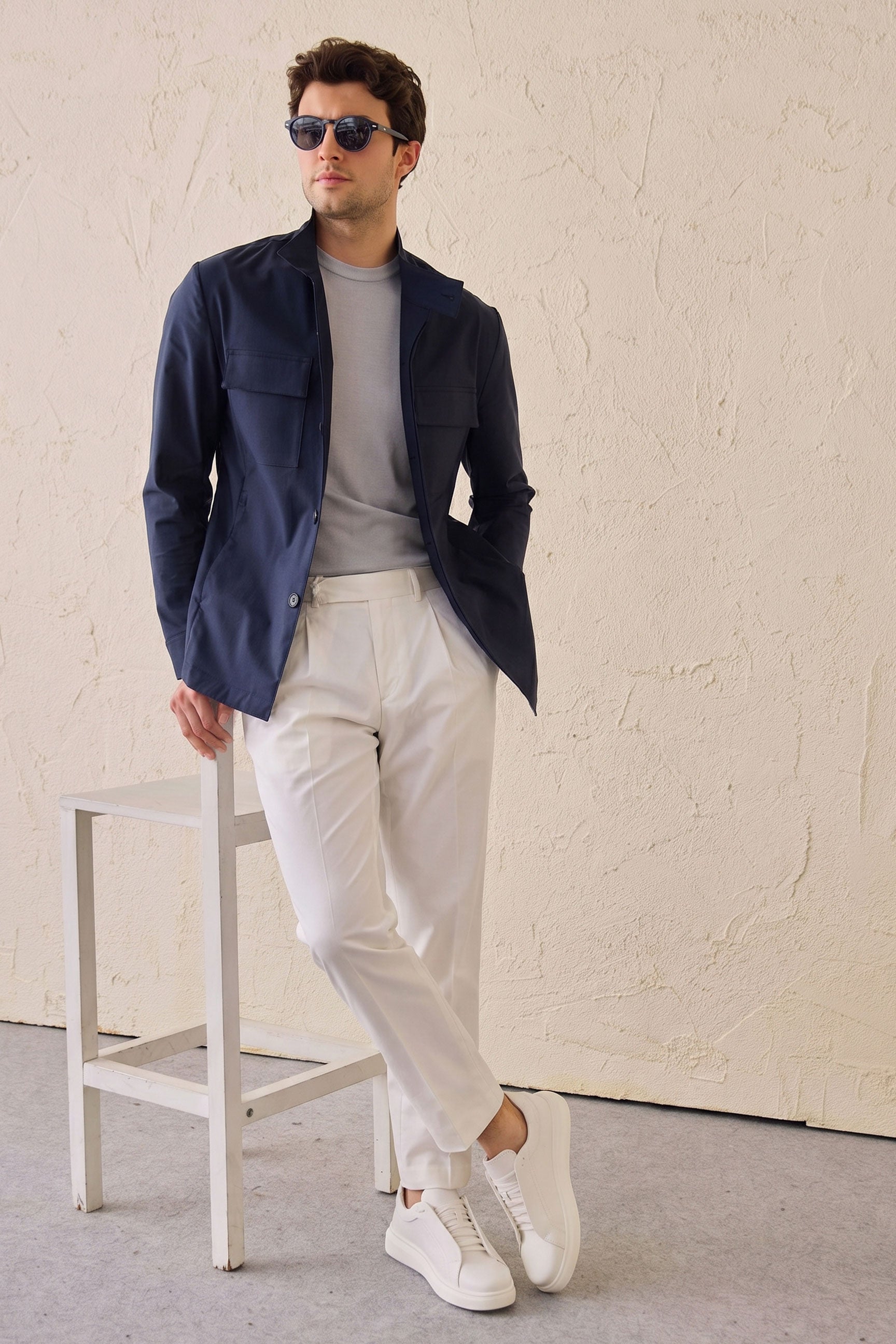 Herren-Safarijacke aus Baumwollmischgewebe in Marineblau und weiße Hose – Smart Casual Outfit