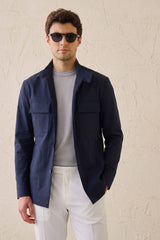 Herren-Safarijacke aus Baumwollmischgewebe in Marineblau und weiße Hose – Smart Casual Outfit