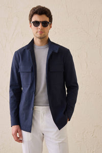 Herren-Safarijacke aus Baumwollmischgewebe in Marineblau und weiße Hose – Smart Casual Outfit