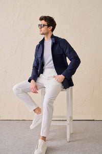 Herren-Safarijacke aus Baumwollmischgewebe in Marineblau und weiße Hose – Smart Casual Outfit