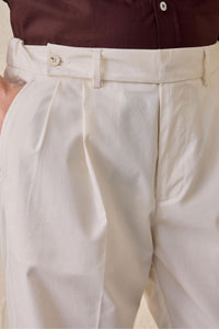 Beige Safarijacke aus Baumwollmischgewebe und weiße Hose für Herren – Smart Casual Outfit