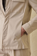 Beige Safarijacke aus Baumwollmischgewebe und weiße Hose für Herren – Smart Casual Outfit